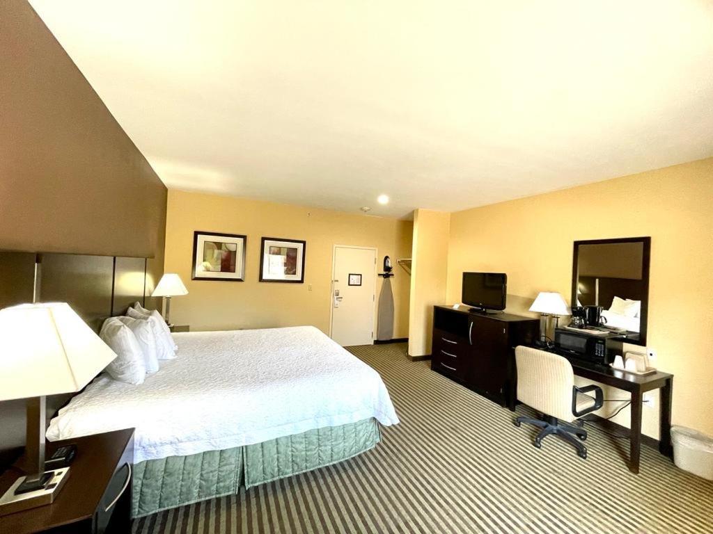 هامدين Whitney Inn & Suites المظهر الخارجي الصورة
