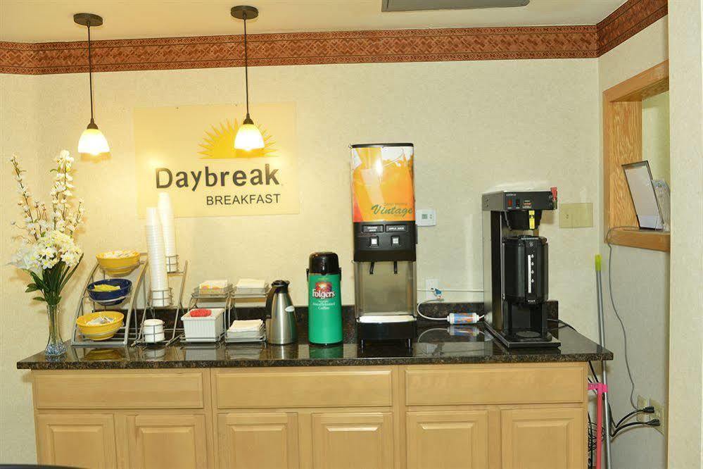 هامدين Whitney Inn & Suites المظهر الخارجي الصورة