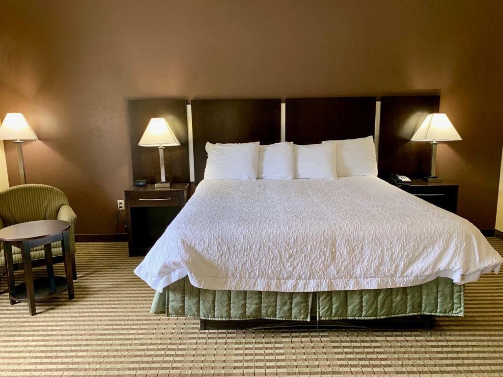 هامدين Whitney Inn & Suites المظهر الخارجي الصورة