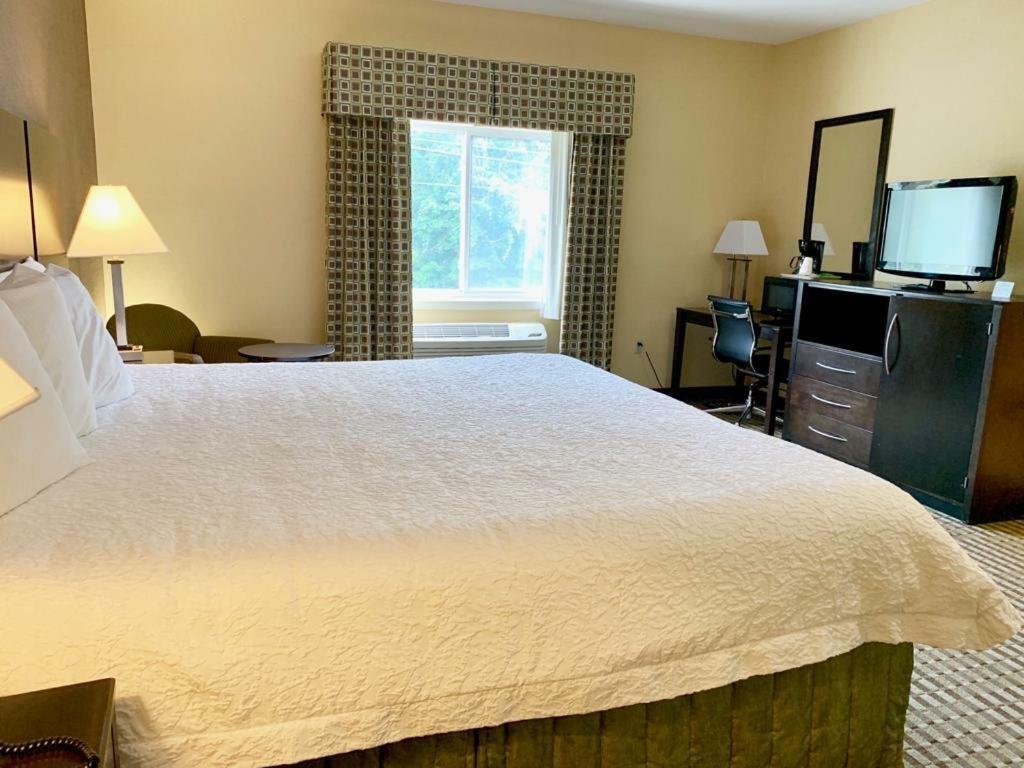 هامدين Whitney Inn & Suites المظهر الخارجي الصورة